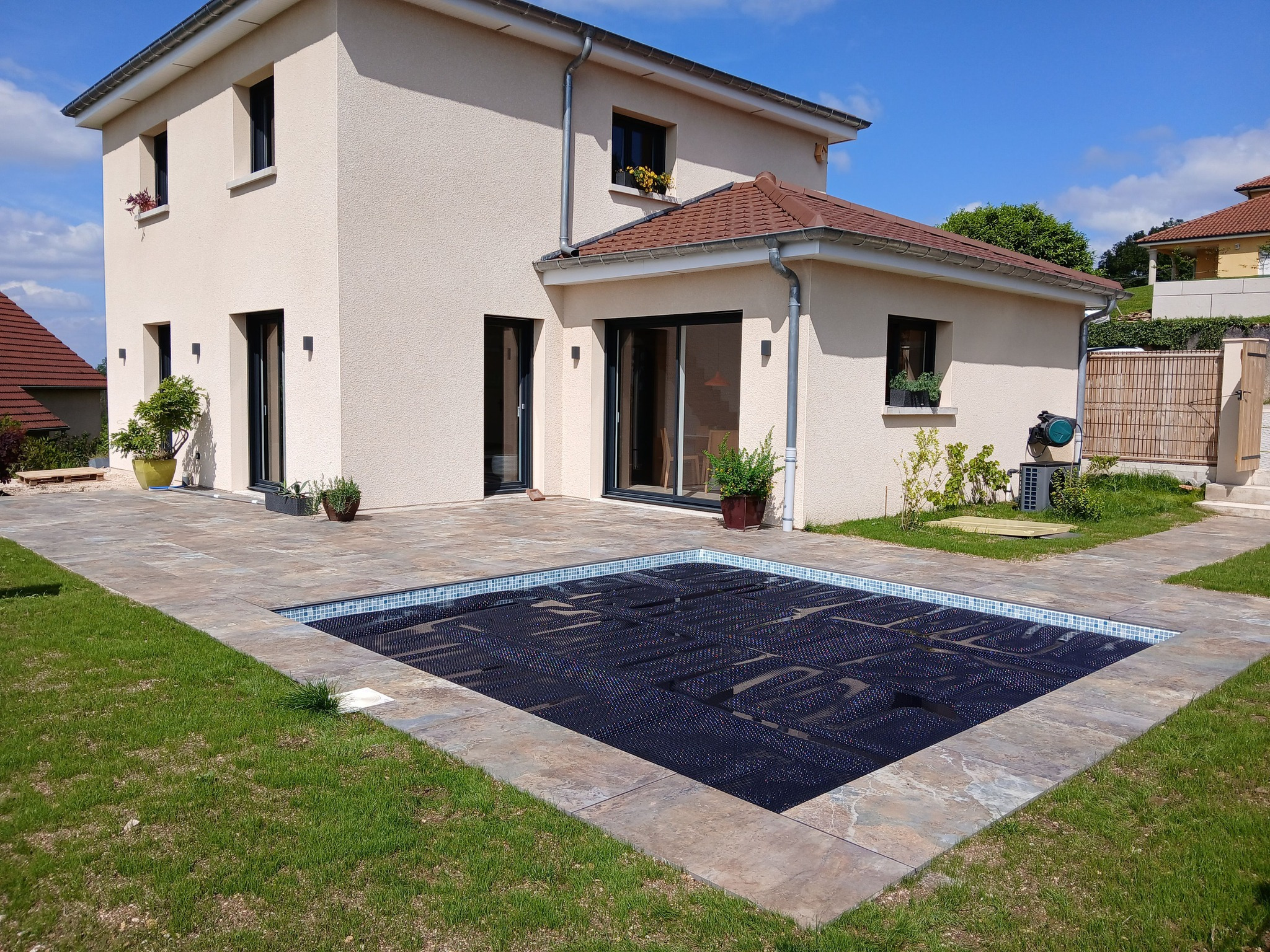 Aménagement paysager, piscine et dallage d'une terrasse