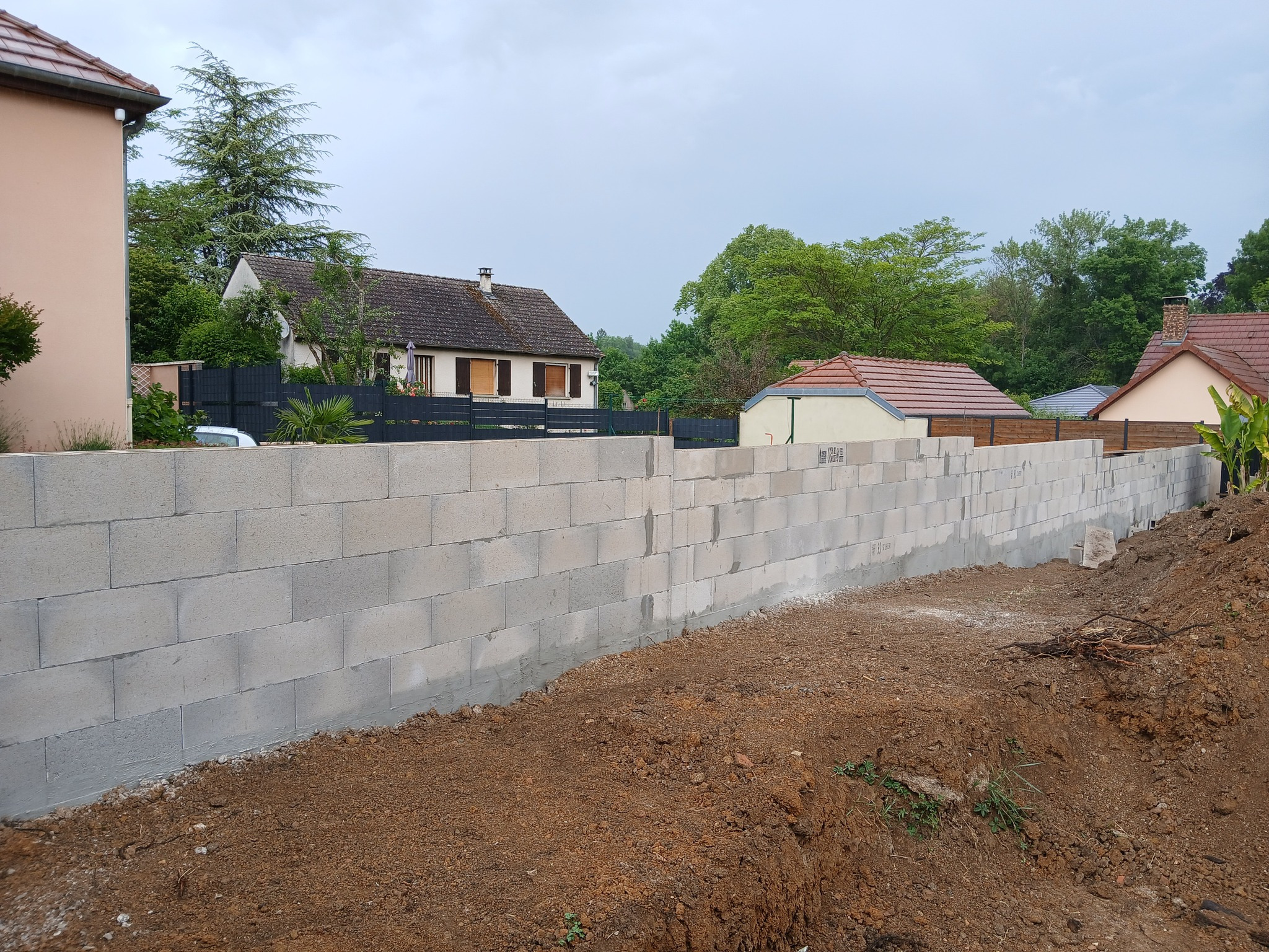Construction d'un mur : fondations, maçonnerie, enduit ou crépi