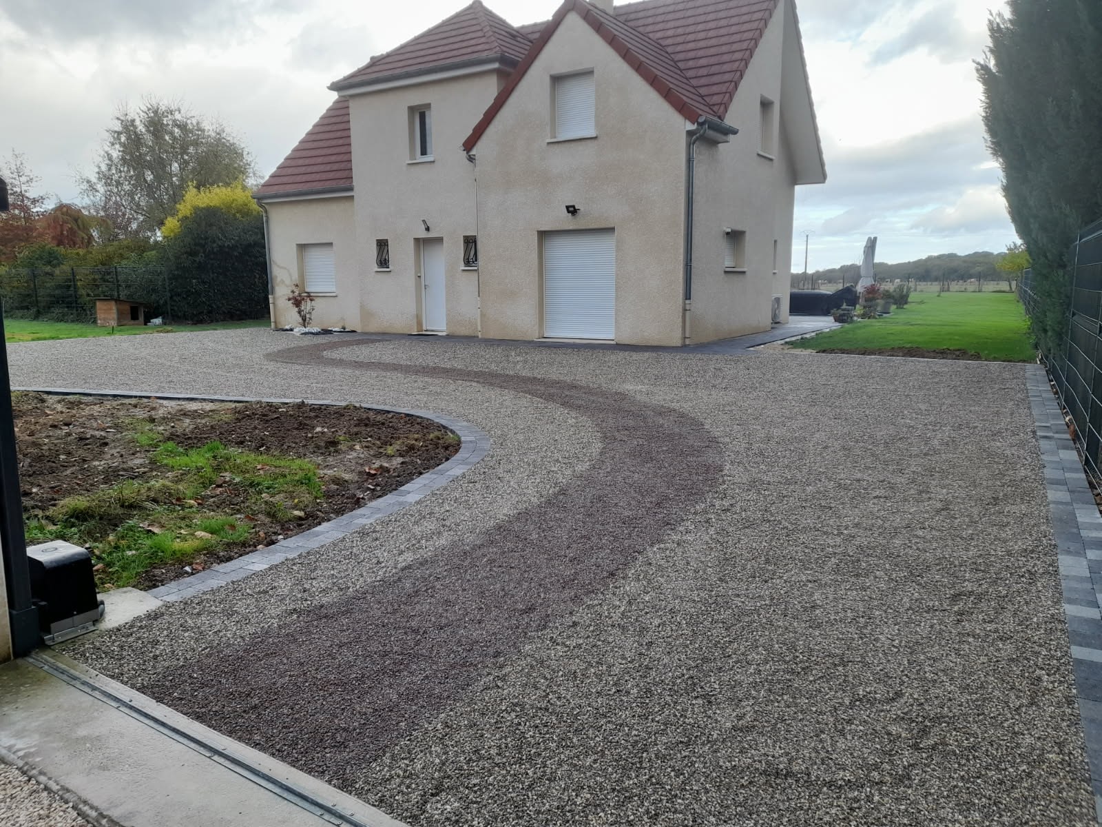 Aménagement d'une allée : graviers et pavage