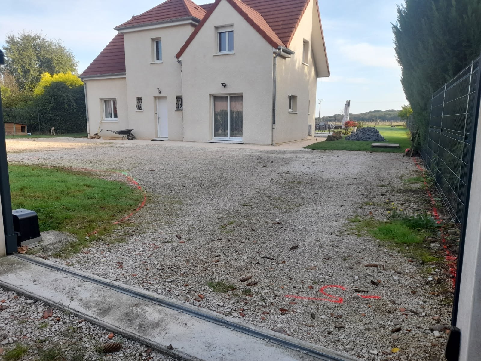 Aménagement d'une allée : graviers et pavage